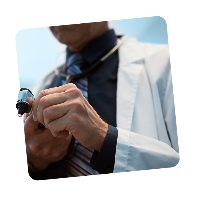 Otorrino com o otoscópio nas suas mãos