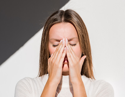 Pessoa com dificuldade de respiração, problemas nasais