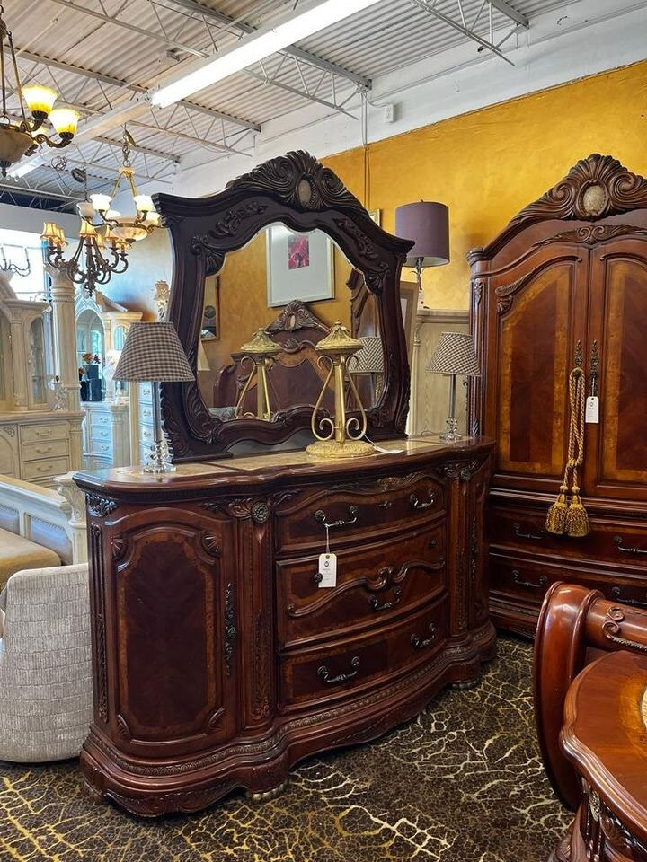 Miniatura: AICO by Michael Amini Cortina 5PC Bedroom Set (Pre-Owned)