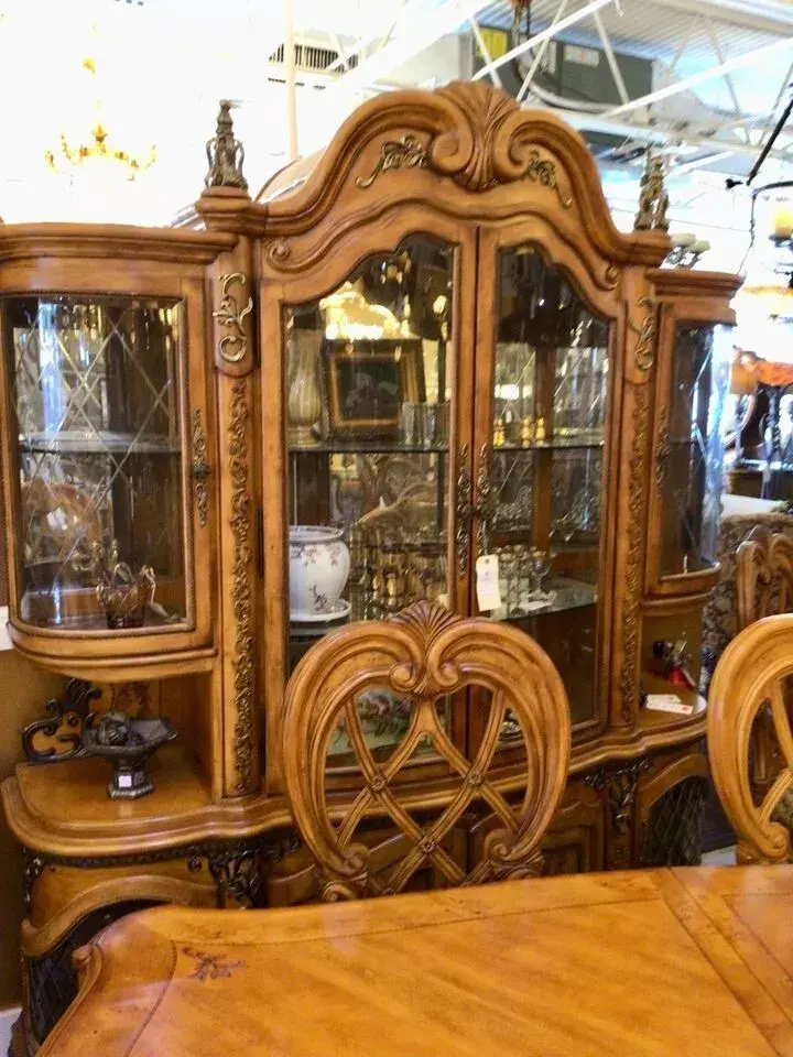 Miniatura: AICO by Michael Amini Venetian china cabinet