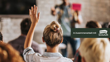 Frau mit Dutt meldet sich und streckt die Hand