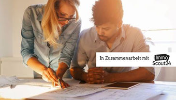 Zwei Menschen am Tisch