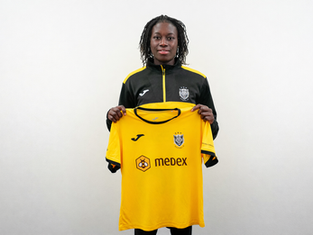 V ZADNJI VRSTI TUDI Z BINETO SECK