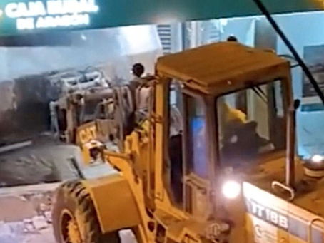 Ladrones intentaron robar banco con una retroexcavadora