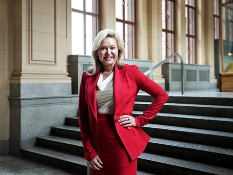 Bonnie Crombie seguirá como líder liberal de Ontario