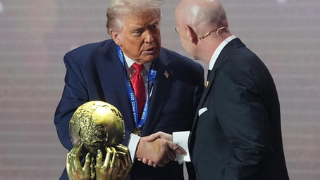 La FIFA crea un premio de la paz y se lo otorga a Trump