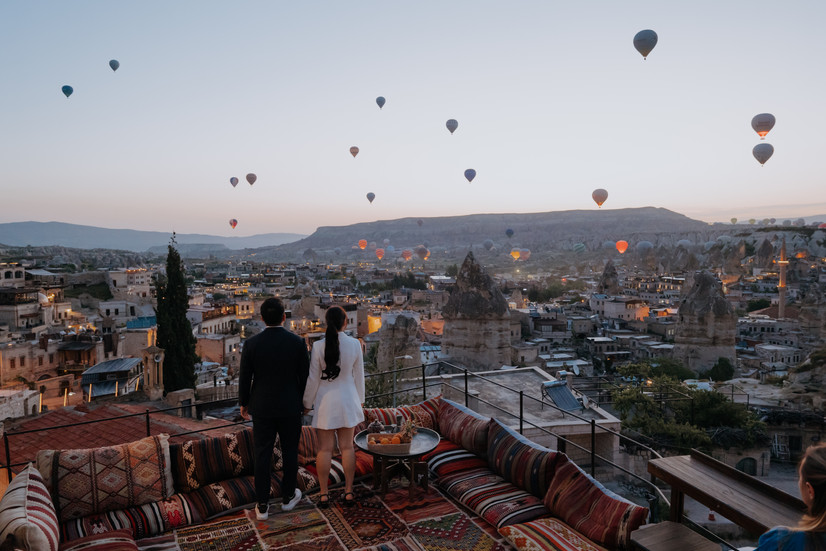 Overseas wedding photoshoot in Turkey with hot air ballons