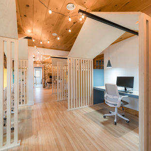 Un bureau équipé d’une chaise et d’un ordinateur