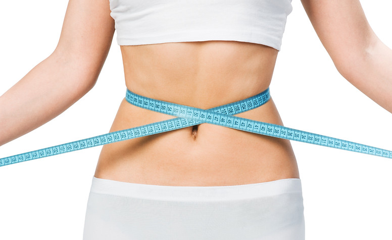 femme mesurant son tour de taille