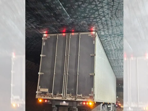 Caminhão fica preso na trincheira no Jardim das Américas