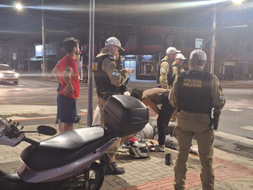 MOTO E CARRO COLIDEM EM CRUZAMENTO NO CAPÃO DA IMBUIA