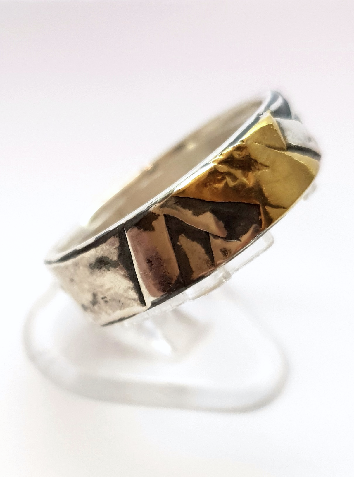 In a Knot Laminated Ring
