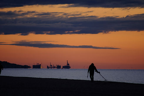 man-with-metal-detector-in-the-morning-o