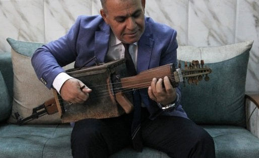 Iraq: il maestro di musica che trasforma i fucili d’assalto in strumenti musicali