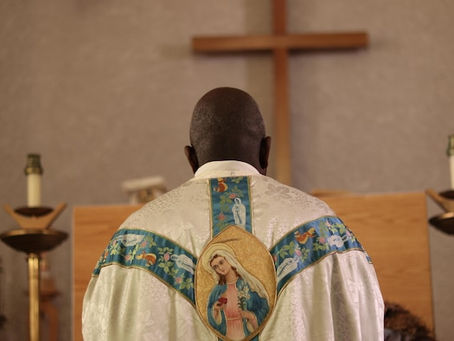 Accusé de violences sexu€lles, un prêtre protégé par...