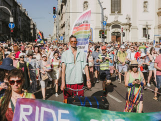 FOTÓK: BUDAPEST PRIDE ÉS NEKÜNK KELL HAJTANI KIÁLLÍTÁSMEGNYITÓ