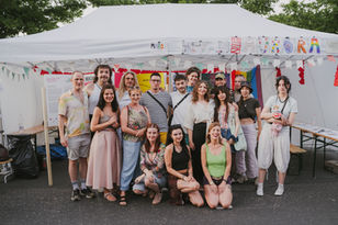 A 30. Budapest Pride felvonulást követően, a civil faluban nyitottuk meg a NEKÜNK KELL HAJTANI plakátkiállítást. Itt láthattátok először azt a 20 pályaművet, melyet a zsűri összesített pontszámai alapján a legjobb alkotásoknak ítélt. A megnyitó beszédet Rákos Blanka, a projekt koordinátora, a Marom Klub Egyesület operatív vezetője tartotta, alább egészében közöljük a szöveget.