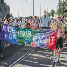 A NEKÜNK KELL HAJTANI 7 főből álló zsűrije nyolc szempont szerint értékelte a pályaműveket 1-10 pont között. Most megmutatjuk, mely 20 pályamű volt a legjobb a zsűri tagjai szerint!    Ne feledjétek, november 29. éjfélig lehet licitálni a plakátokra. Az aukcióból befolyó összegből a Budapest Pride munkáját és a plakát projekt fenntartását támogatjuk. A licit 10.000 Ft-ról indul minden plakát esetében, a licitálás során kiválasztható, mekkora méretben szeretné megkapni a nyertes licitáló az alkotást.