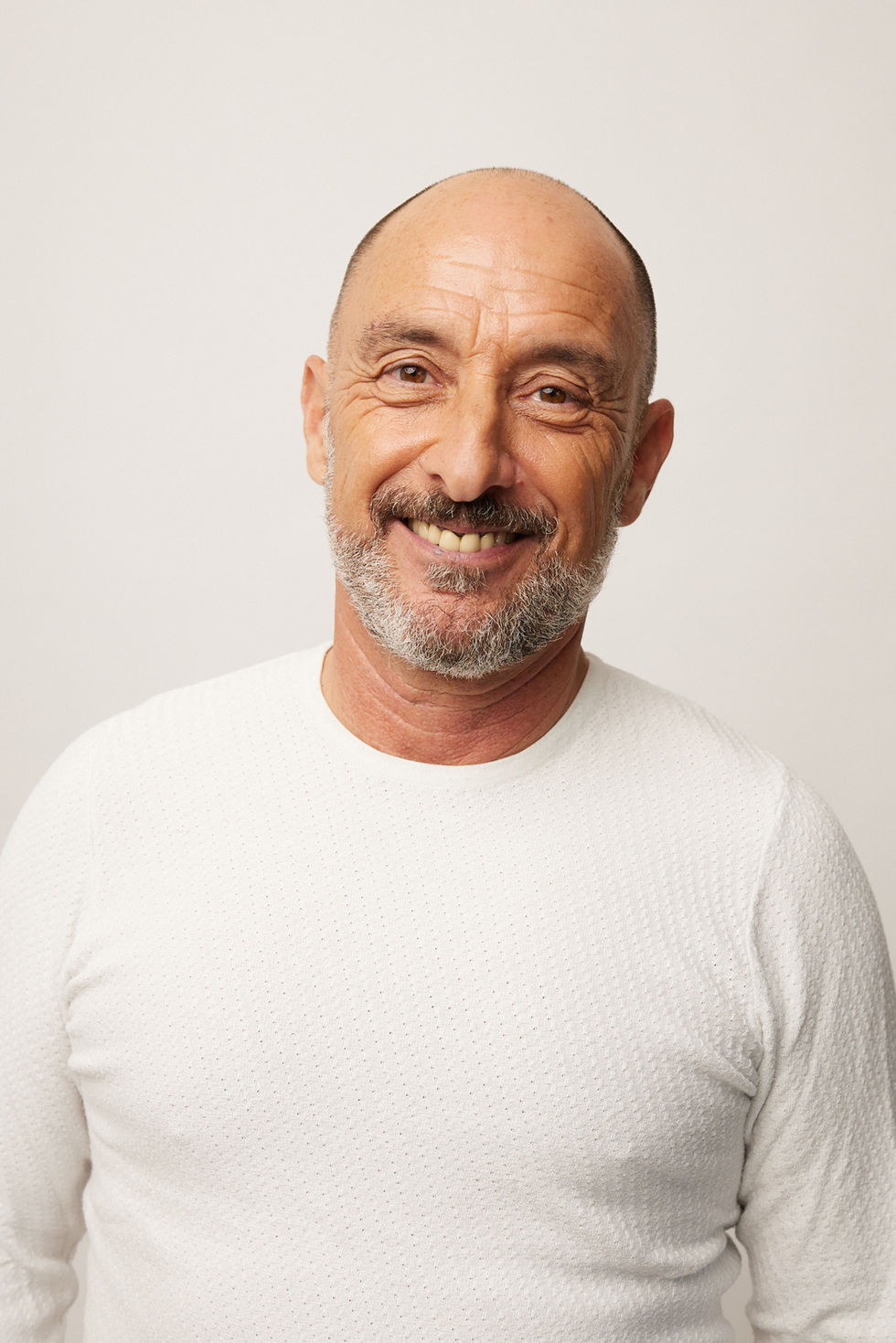 Portrait eines Mannes in legerem Outfit