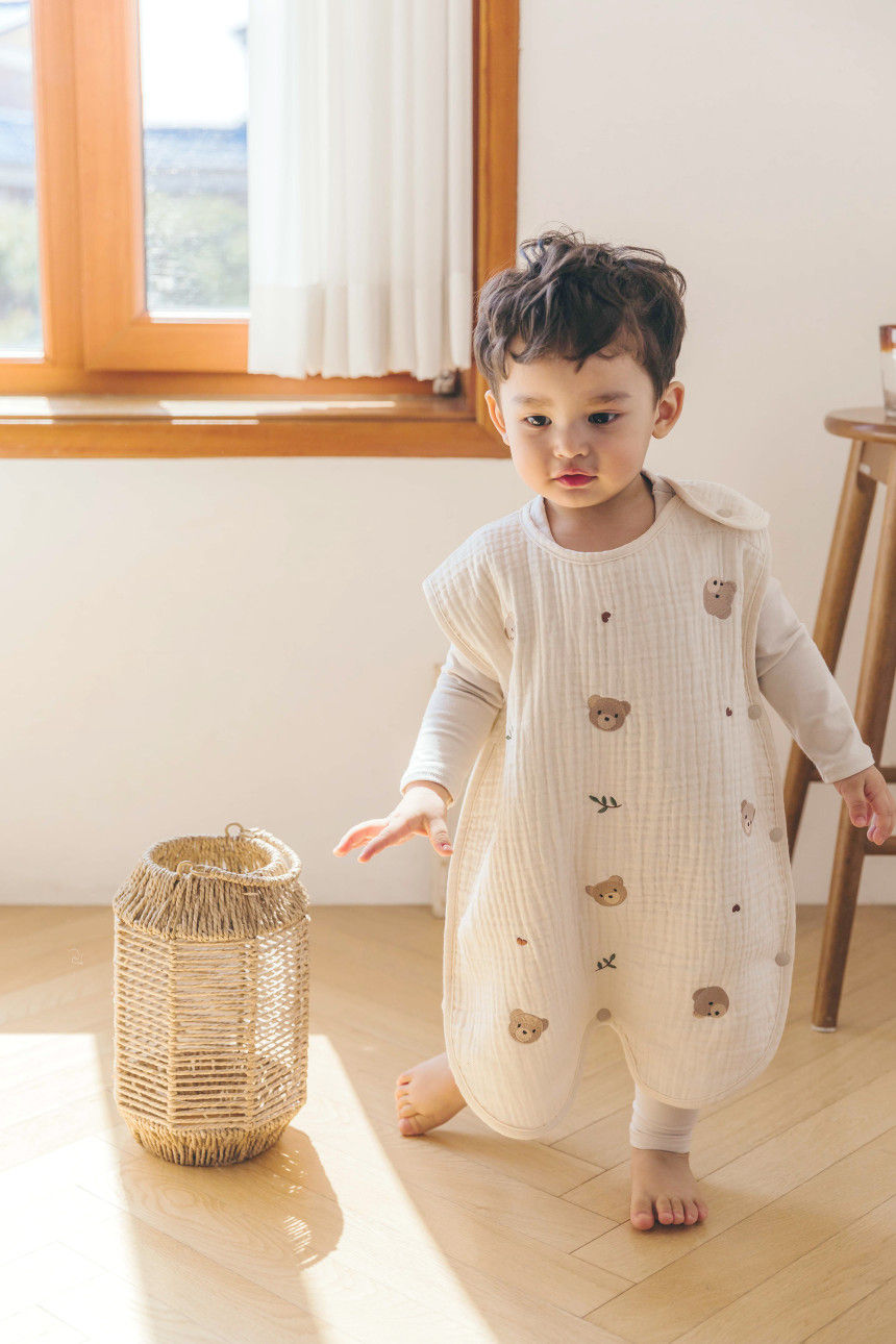 Thumbnail: 熊仔刺繡滿印🐻✨八層棉紗料防踢睡袋｜防踢背心