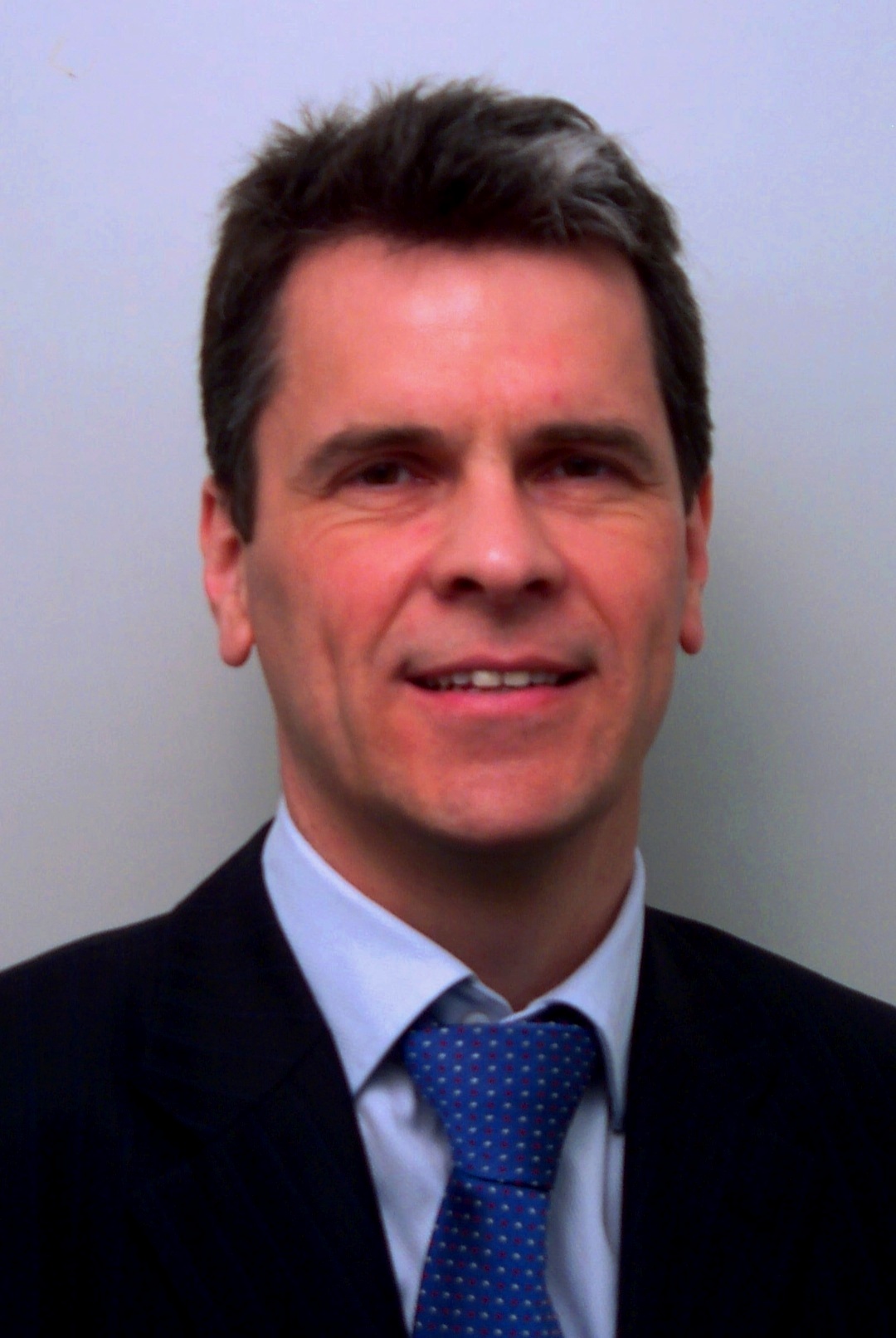 GE Passbild mit Krawatte 1,19.04.08.JPG