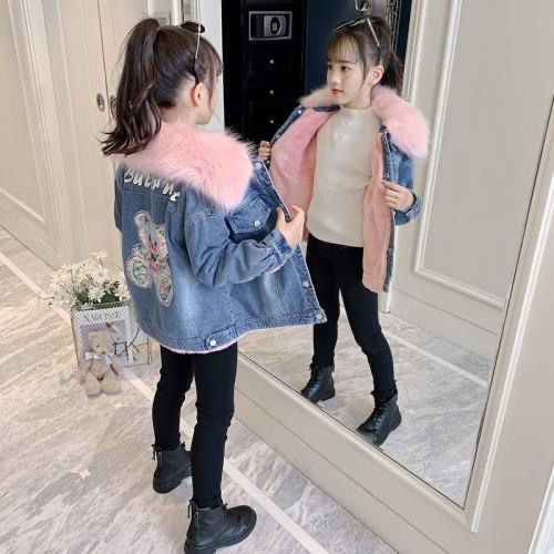 الصورة المصغرة: 2025 Korean Winter Girl Denim Jacket Cartoon Sequined Bear Plus Velvet Girl Oute