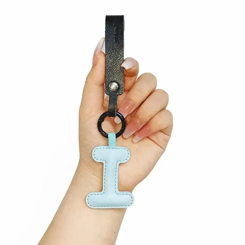 الصورة المصغرة: Creative Leather English Letter Keychain Bag Hanging Ornaments Pendant Charms De