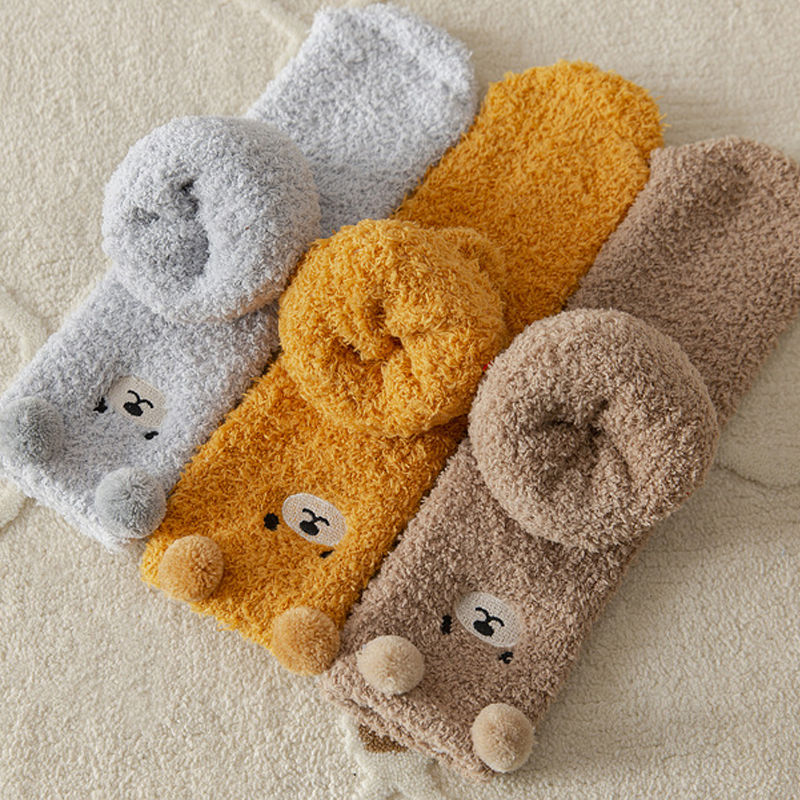 الصورة المصغرة: 2 Pairs Cute Socks Bear Women Coral Velvet Thick Plush Warm Socks Sleep Fluffy S