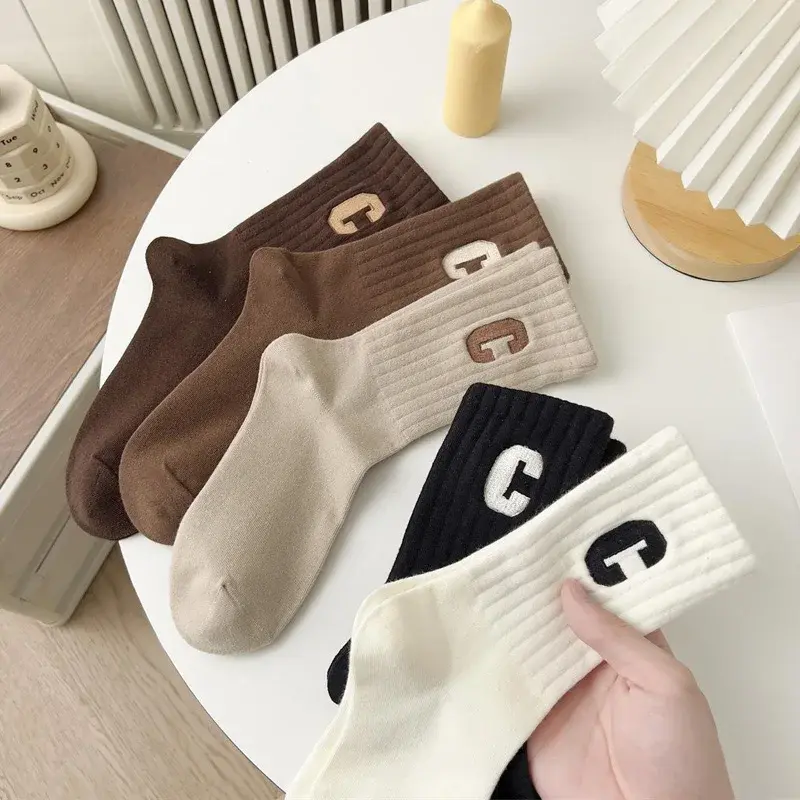 الصورة المصغرة: 5 Pairs Women's High Quality Socks Maillard Alphabet Sports Mid length Socks Sea