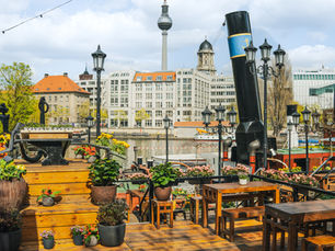 DECK: UNSERE TERRASSE IST GEÖFFNET. 