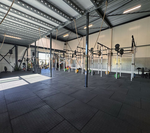 Large open gym floor at Kracht Amsterdam designed for small-group strength training in Amsterdam.