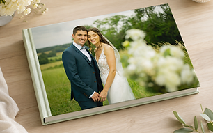 Album photo paysage de mariage avec une photographie des mariés en couverture