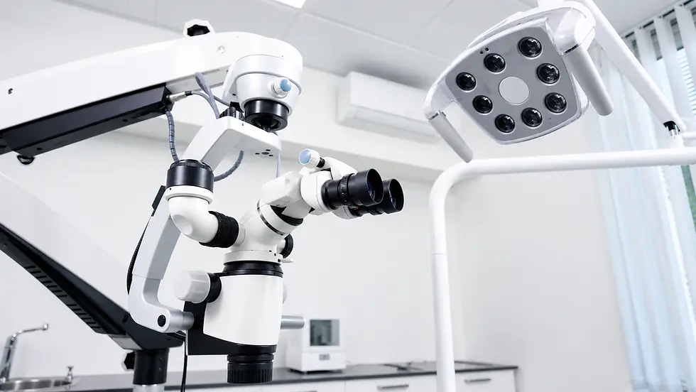 Microscope opératoire d’EndoGenève illustrant les avancées technologiques et l’actualité d