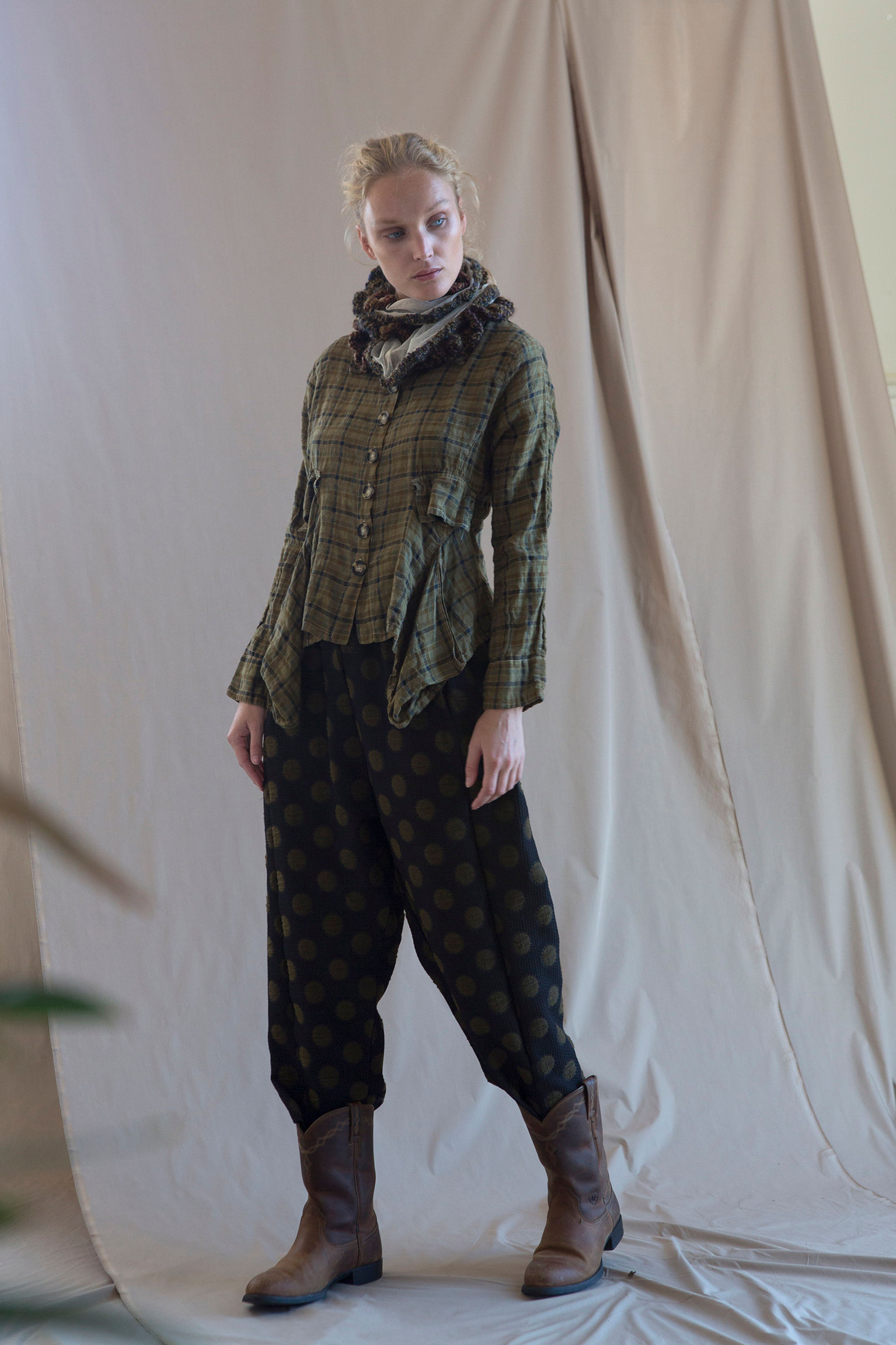 מכנסי ג'וניקל מנוקדים