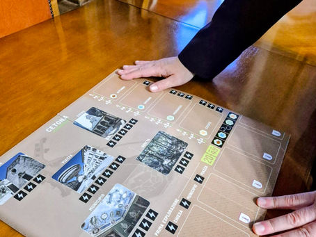 Una consegna emozionante..., baciata dalla neve: il nostro gioco da tavolo 2049 - The Flip, custom per Cetona, è finalmente a casa!