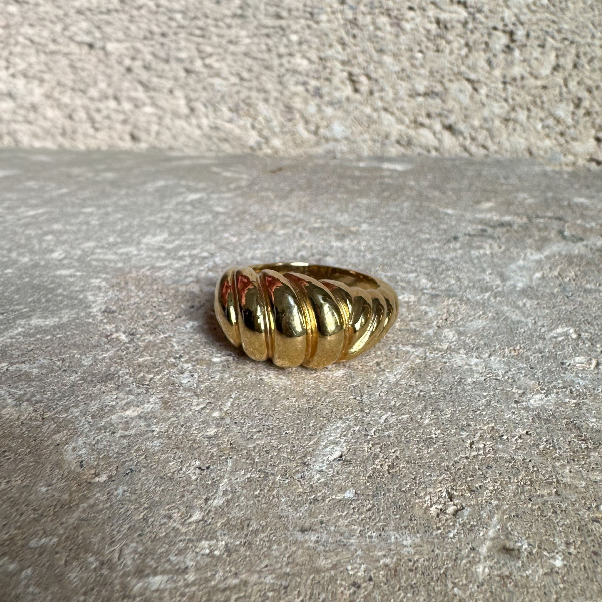 Vintage Scalloped Gold Croissant Ring – Size 8
