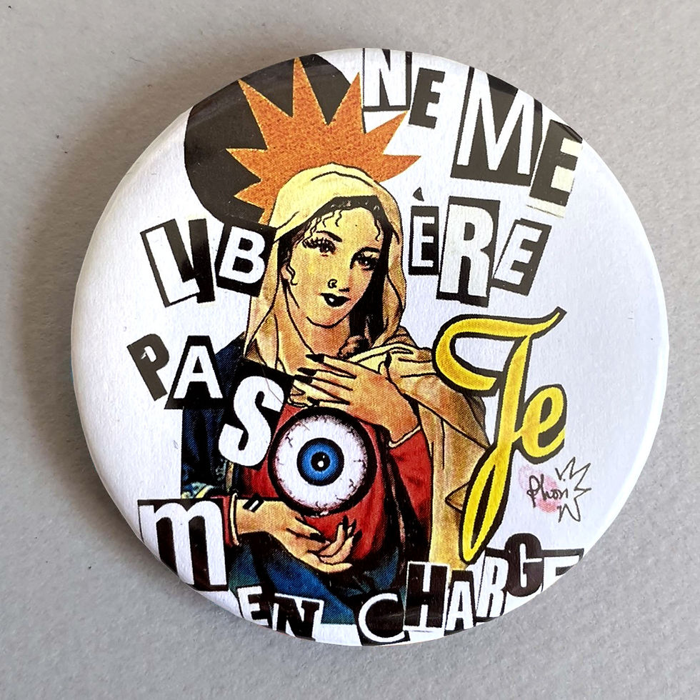 Badge bondieuseries madone et slogan féministe Ne me libère pas je m'en charge