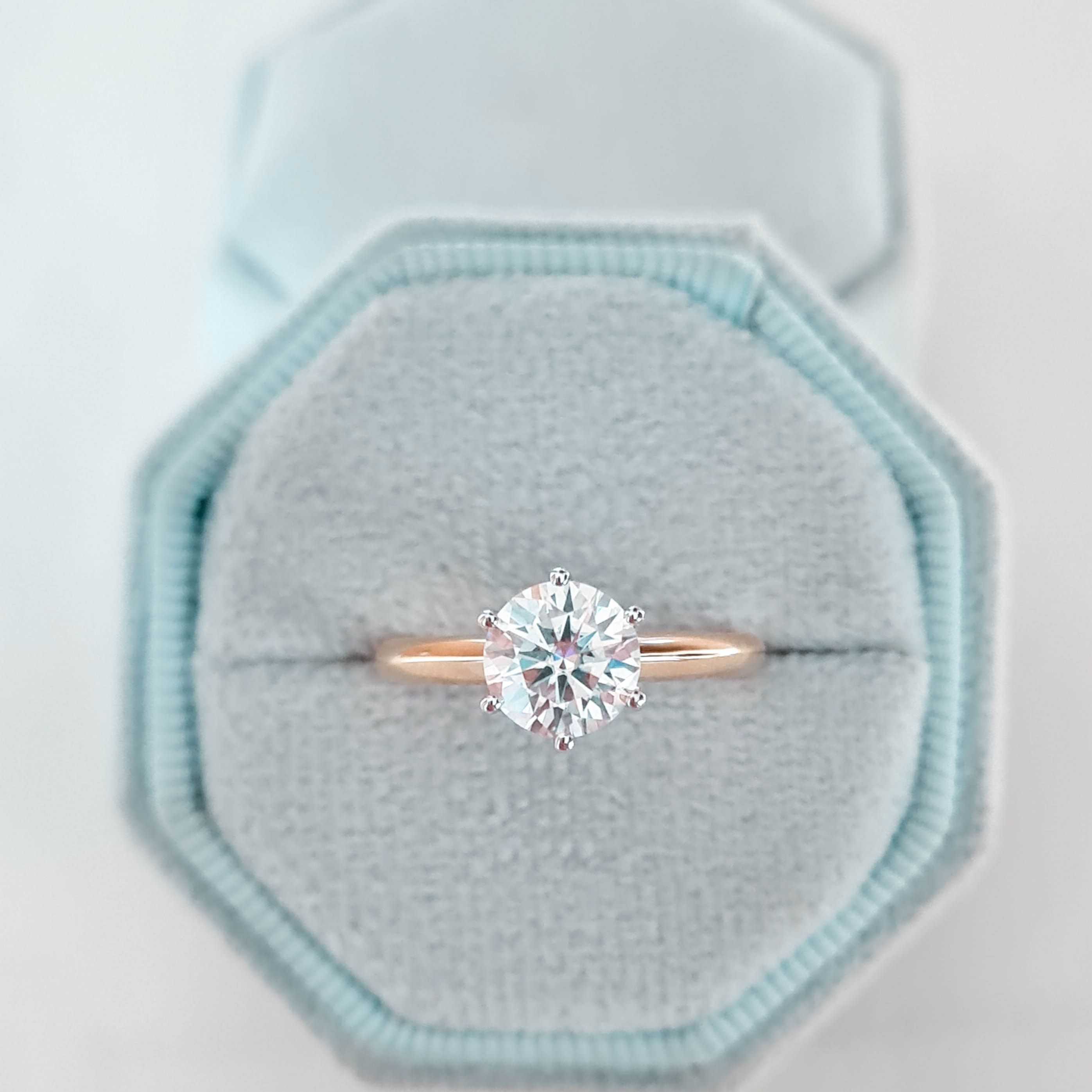 PETRA, Anillo de Compromiso, Oro Amarillo 14K, Moissanita Corte Redondo 1.2ct