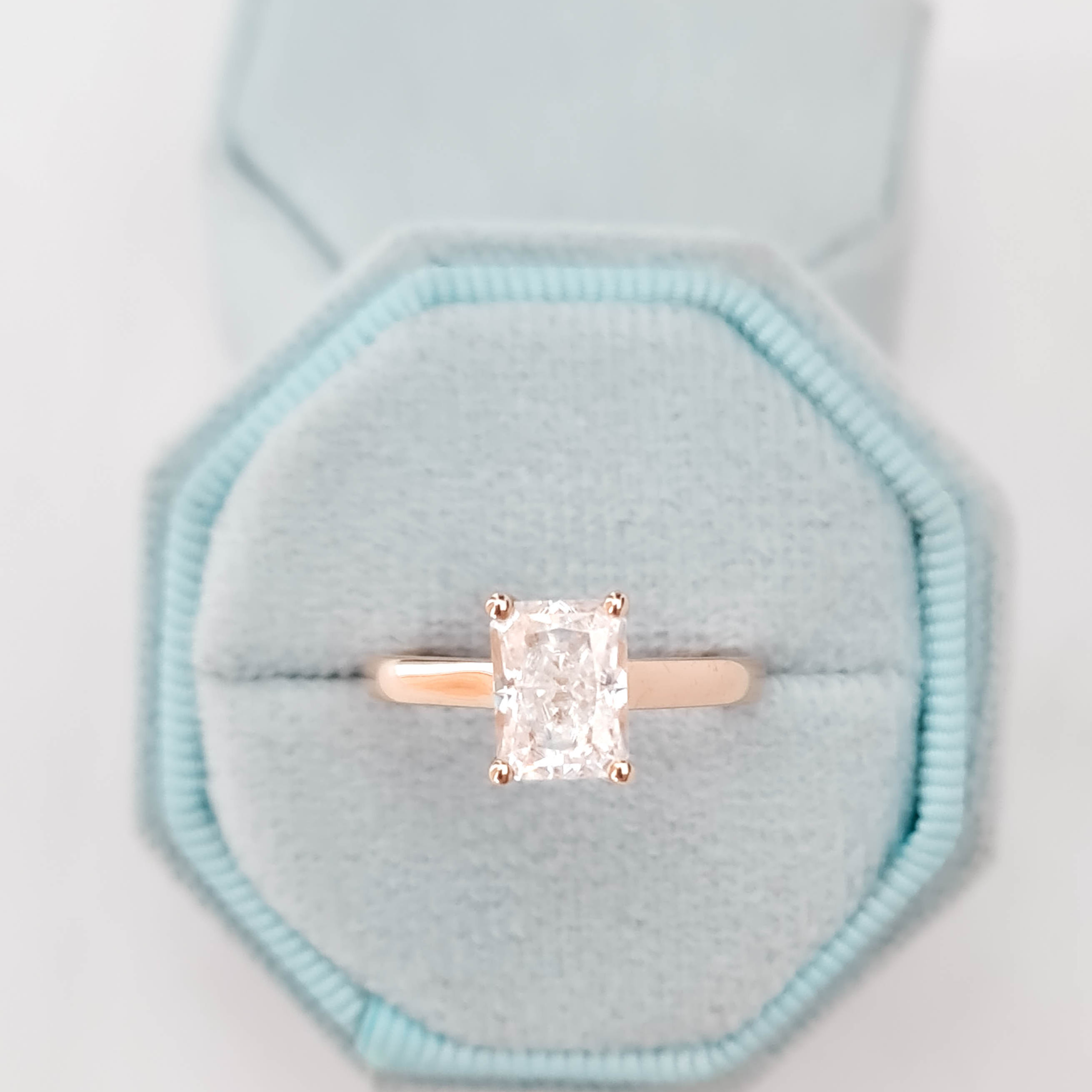 GLORIA, Anillo de Compromiso, Oro Amarillo 14K, Moissanita Corte Radiante