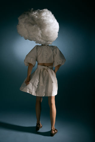 Shooting photo en studio - femme avec un nuage sur la tête - édito-06
