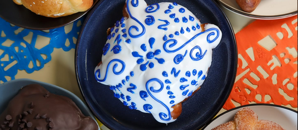 🥐 El pan de muerto se viste de talavera en Coyoacán