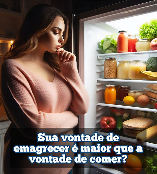 Mulher em frente a geladeira analisando os alimentos e pensando se irá comer ou não