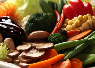 Um prato com verduras e legumes