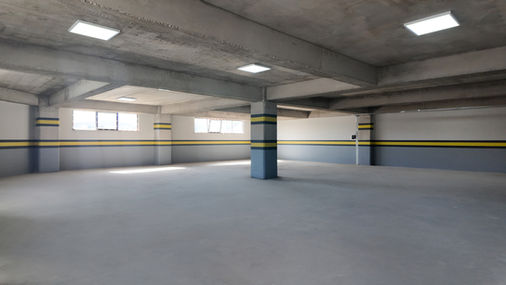 cerrah sanayi iç mekan, geniş depo alanı, modern ticari iç tasarım