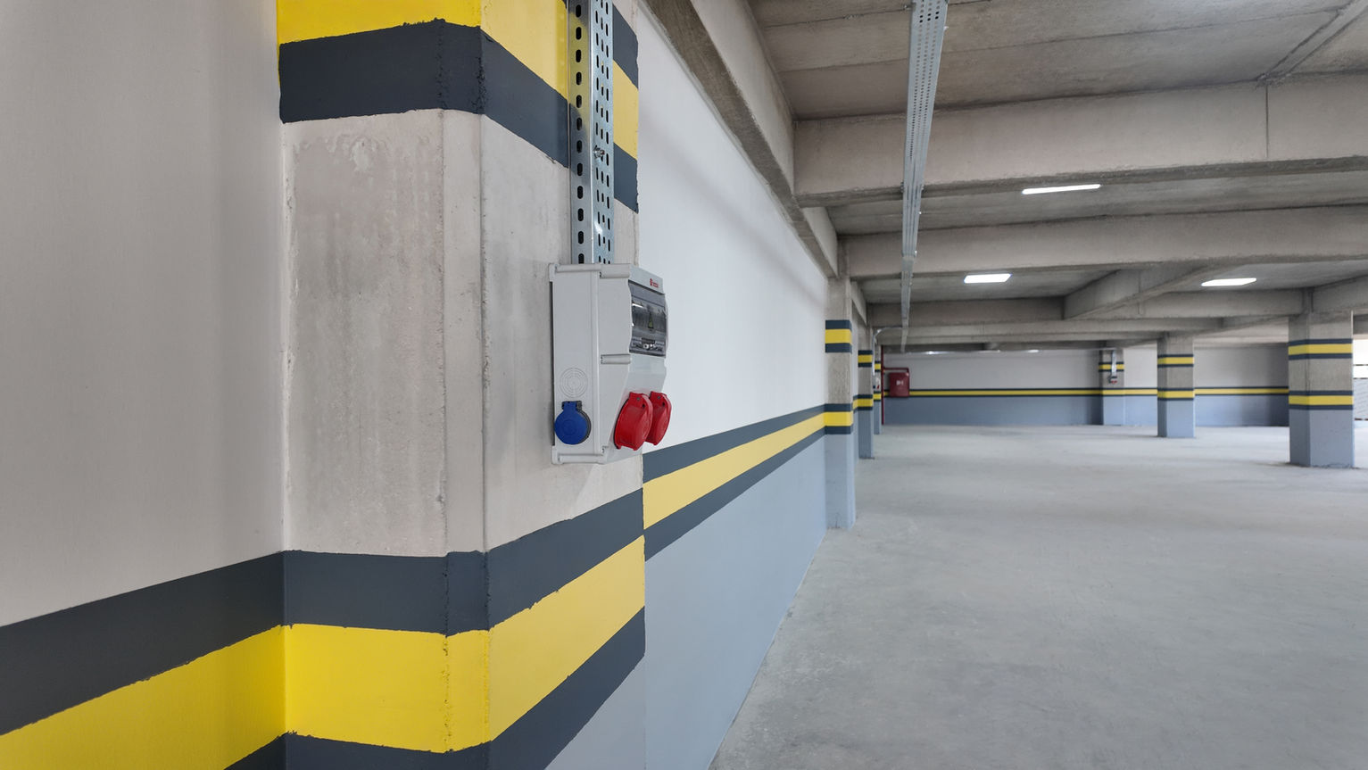 cerrah sanayi iç mekan, geniş depo alanı, modern ticari iç tasarım