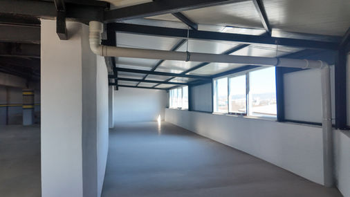 cerrah sanayi iç mekan, geniş depo alanı, modern ticari iç tasarım