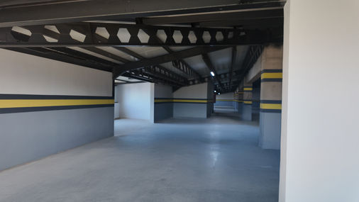 cerrah sanayi iç mekan, geniş depo alanı, modern ticari iç tasarım