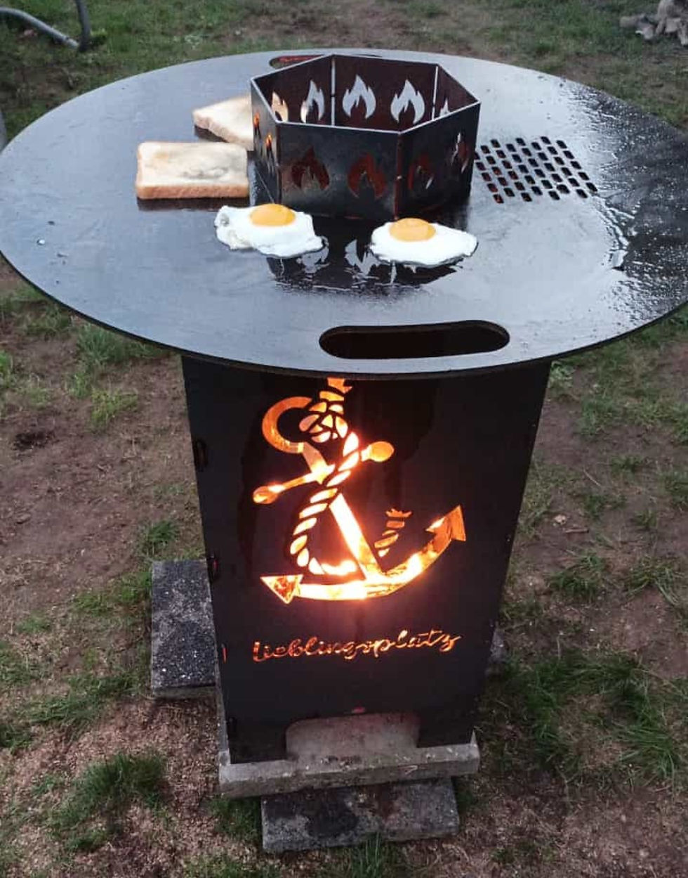 Miniaturbild: Grillplatte Plancha auf Feuertonne, Outdoor Feuerplatte zum Grillen von Eiern und Brot