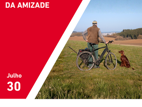 Post do Dia Internacional da Amizade, dia 30 de julho, da Bicicletas Monark SA, com homem e seu melhor amigo cachorro ao lado de bicicleta em um campo aberto.