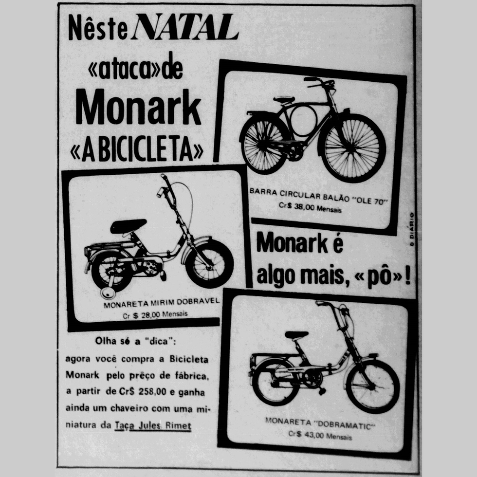 Propaganda antiga da empresa Bicicletas Monark SA mostrando os modelos de bicicletas Barra Circular Balão "Olé 70", Monareta Mirim Dobrável e Monareta "Dobramatic" com o título em destaque escrito "Neste Natal ataca de Monark a Bicicleta"